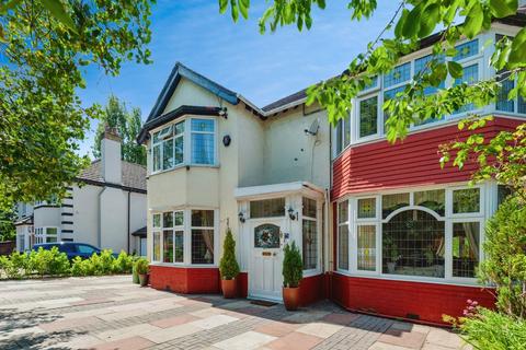 4 bed property, in Queens Drive, £700,000