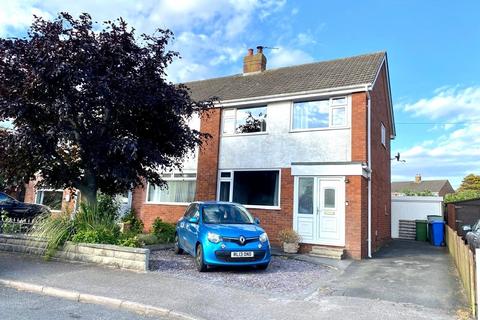 3 bed property, in Lawnswood Avenue, £240,000
