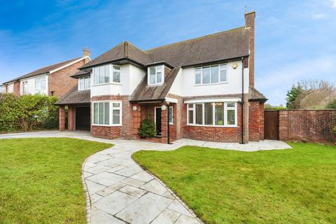 5 bed property, in Holmefield Avenue, £900,000