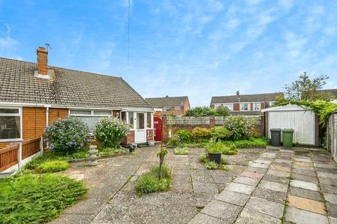 2 bed property, in Monks Close, £220,000
