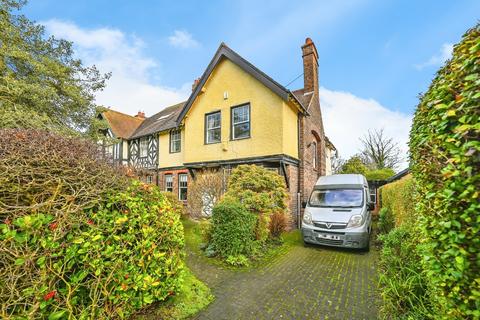 4 bed property, in Chestnut Avenue, £600,000