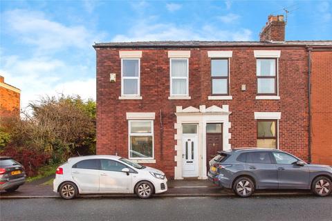 2 bed property, in Sharoe Green Lane, £160,000
