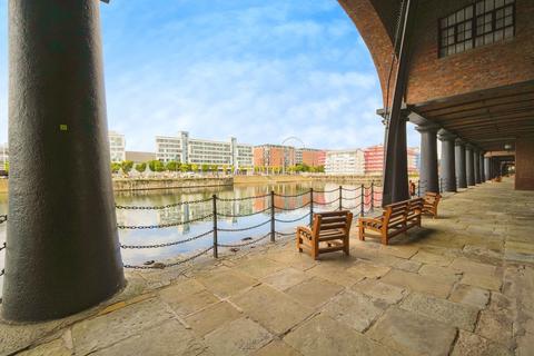 2 bed property, in Wapping Quay, £280,000