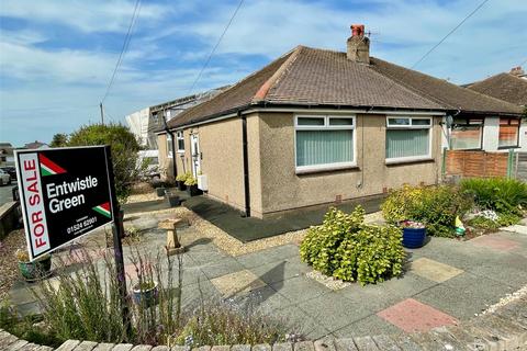 2 bed property, in Ash Tree Grove, £255,000