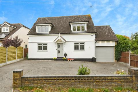 5 bed property, in Doddinghurst Road, £900,000