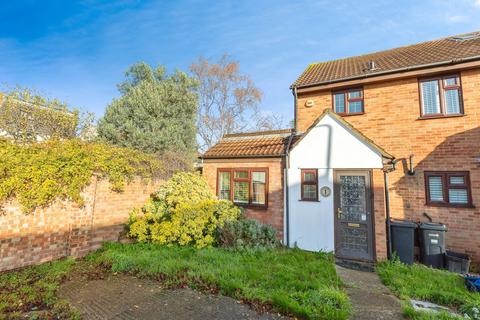 4 bed property, in Bronte Close, £550,000