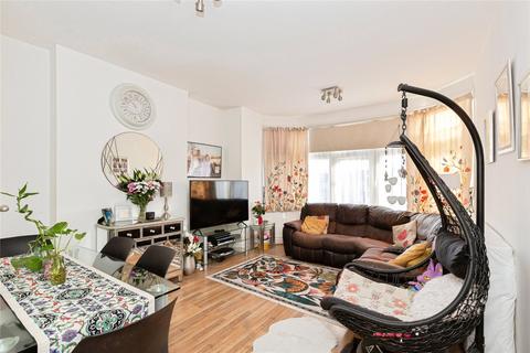 2 bed property, in Cranbrook Road, £300,000