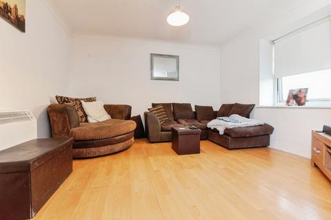 2 bed property, in Carnarvon Road, £120,000