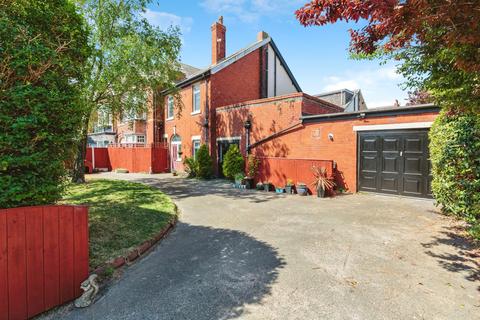 4 bed property, in Derbe Road, £325,000