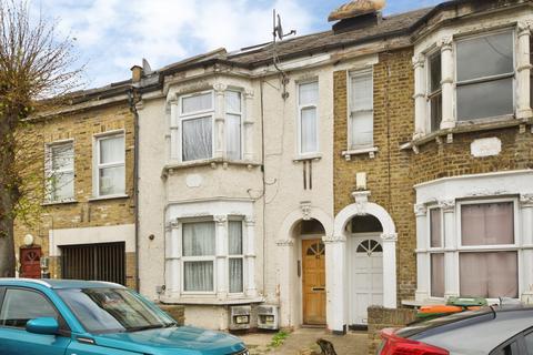 1 bed property, in Seventh Avenue, £200,000