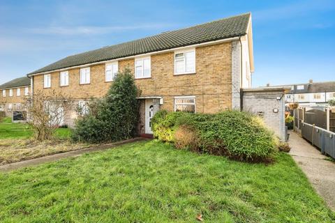 2 bed property, in Fyfield Road, £240,000