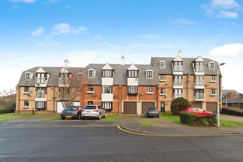 2 bed property, in Chalk Court, £250,000