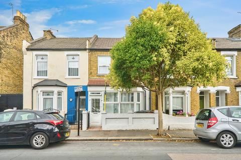 1 bed property, in Pearcroft Road, £290,000
