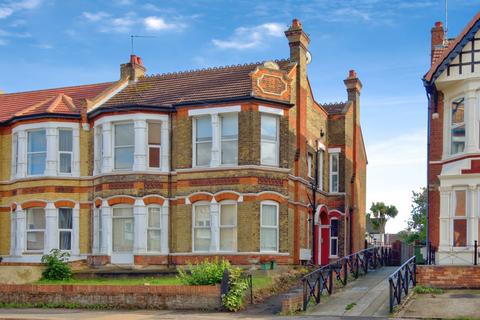 1 bed property, in Southchurch Road, £110,000