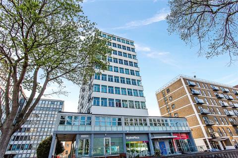 1 bed property, in Skyline Plaza, £140,000