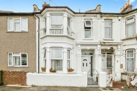 3 bed property, in Cheshunt Road, £525,000
