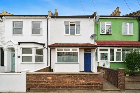 3 bed property, in Caistor Park Road, £490,000