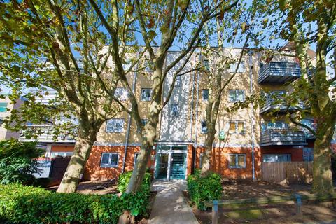 2 bed property, in Bedgebury Court, £275,000