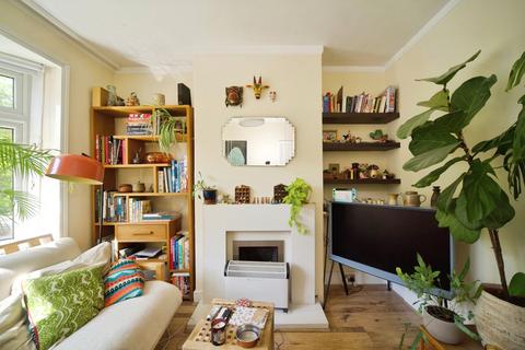 2 bed property, in Carr Road, £425,000