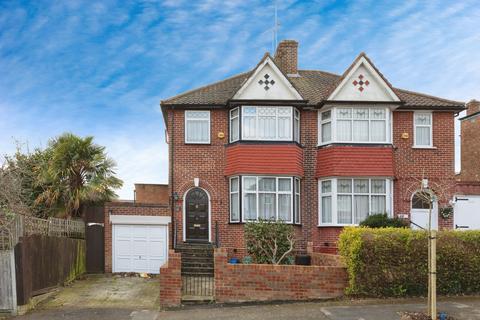 3 bed property, in Forest Approach, £680,000