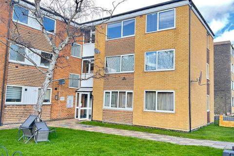 2 bed property, in Bishops Walk, £150,000