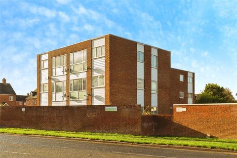 2 bed property, in Buckingham Road, £180,000