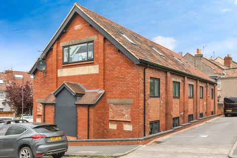 1 bed property, in Palmyra Road, £150,000