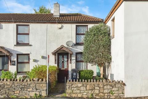 2 bed property, in Queens Road, £220,000