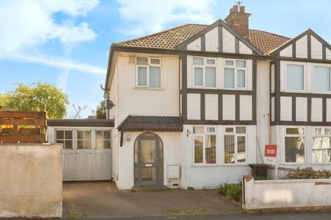 3 bed property, in Braikenridge Road, £470,000
