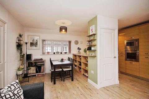 2 bed property, in Long Wood Meadows, £260,000