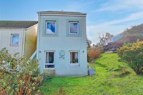 2 bed property, in Falmouth TR11, £210,000