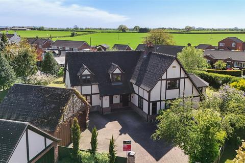 5 bed property, in Cadney Lane, £695,000