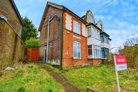 2 bed property, in Hillborough Road, £165,000