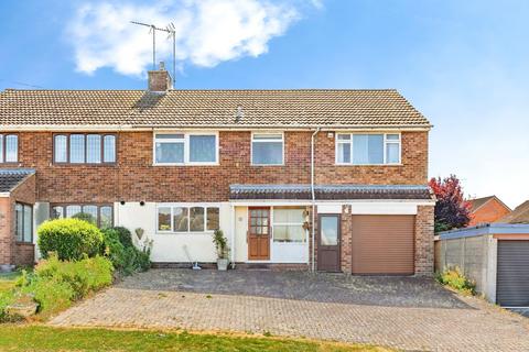 5 bed property, in Woodhill Road, £210,000