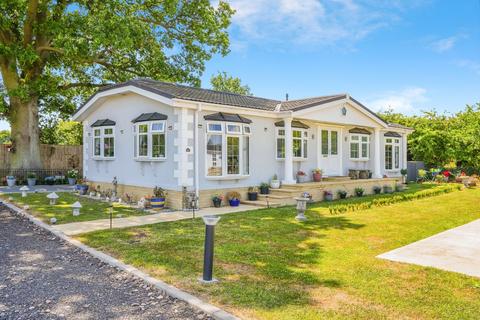 2 bed property, in Heathfield Park, £260,000