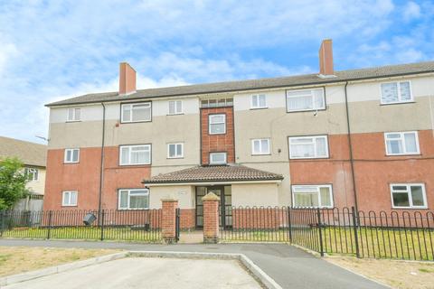 2 bed property, in Staverton Way, £100,000
