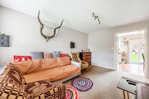 2 bed property, in Magnolia Gardens, £400,000