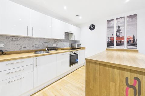 2 bed property, in The Plaza, £205,000