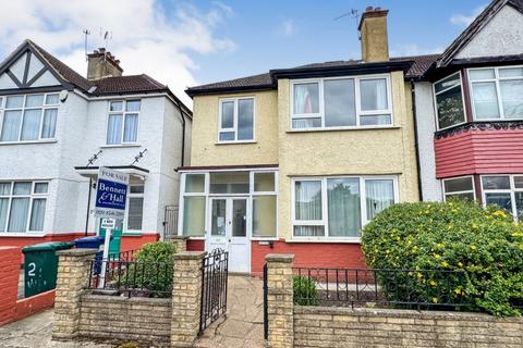 3 bed property, in Wentworth Park, £720,000