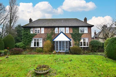 3 bed property, in Bucks Hill, £950,000