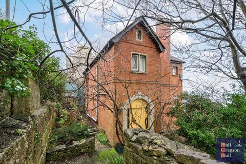 3 bed property, in New Road, £325,000