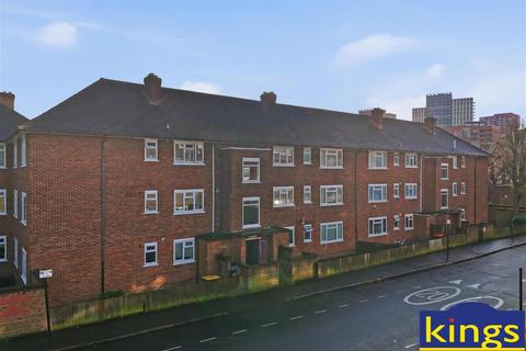 3 bed property, in Vincent Street, £290,000