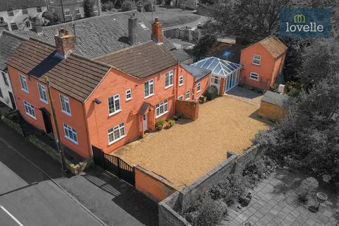5 bed property, in Pump Lane, £425,000