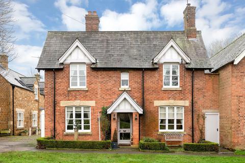 3 bed property, in Wood Lane, £475,000