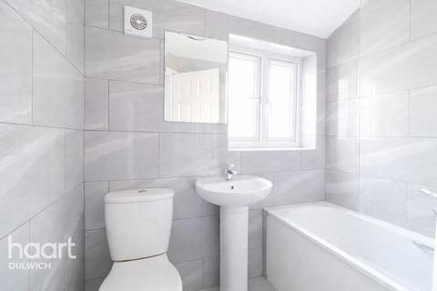 1 bed property, in Ulverscroft Road, £425,000