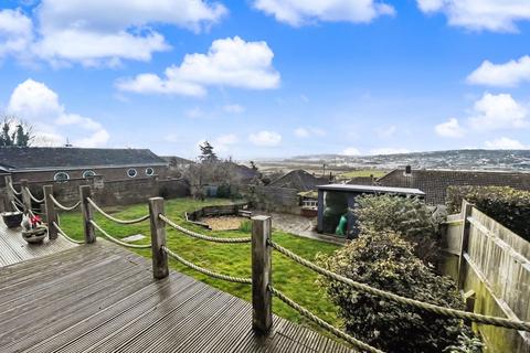 5 bed property, in Seaview Road, £500,000