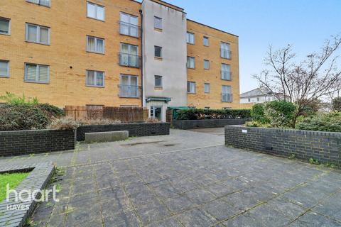 2 bed property, in Waxlow Way, £290,000