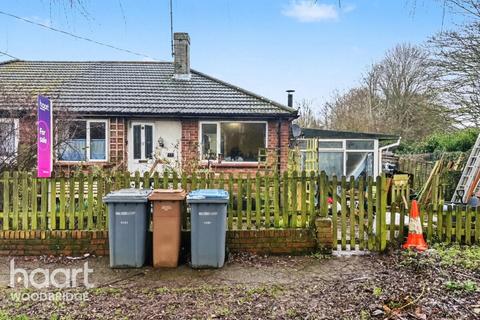 2 bed property, in St Andrews Close, £250,000