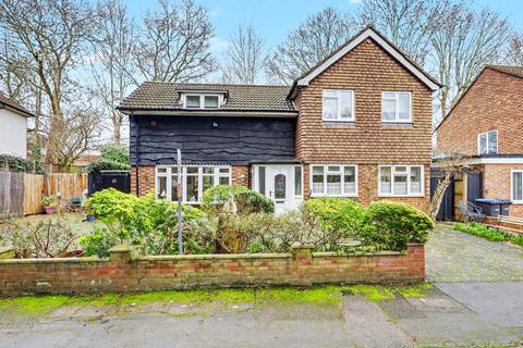 3 bed property, in Castleleigh Court, £750,000