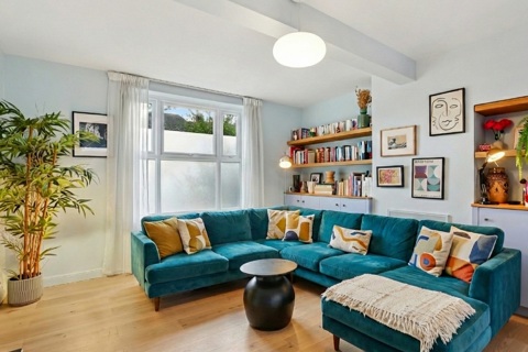 2 bed property, in Hall Drive, £580,000